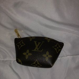 LOUIS VUITTON COIN POUCH!